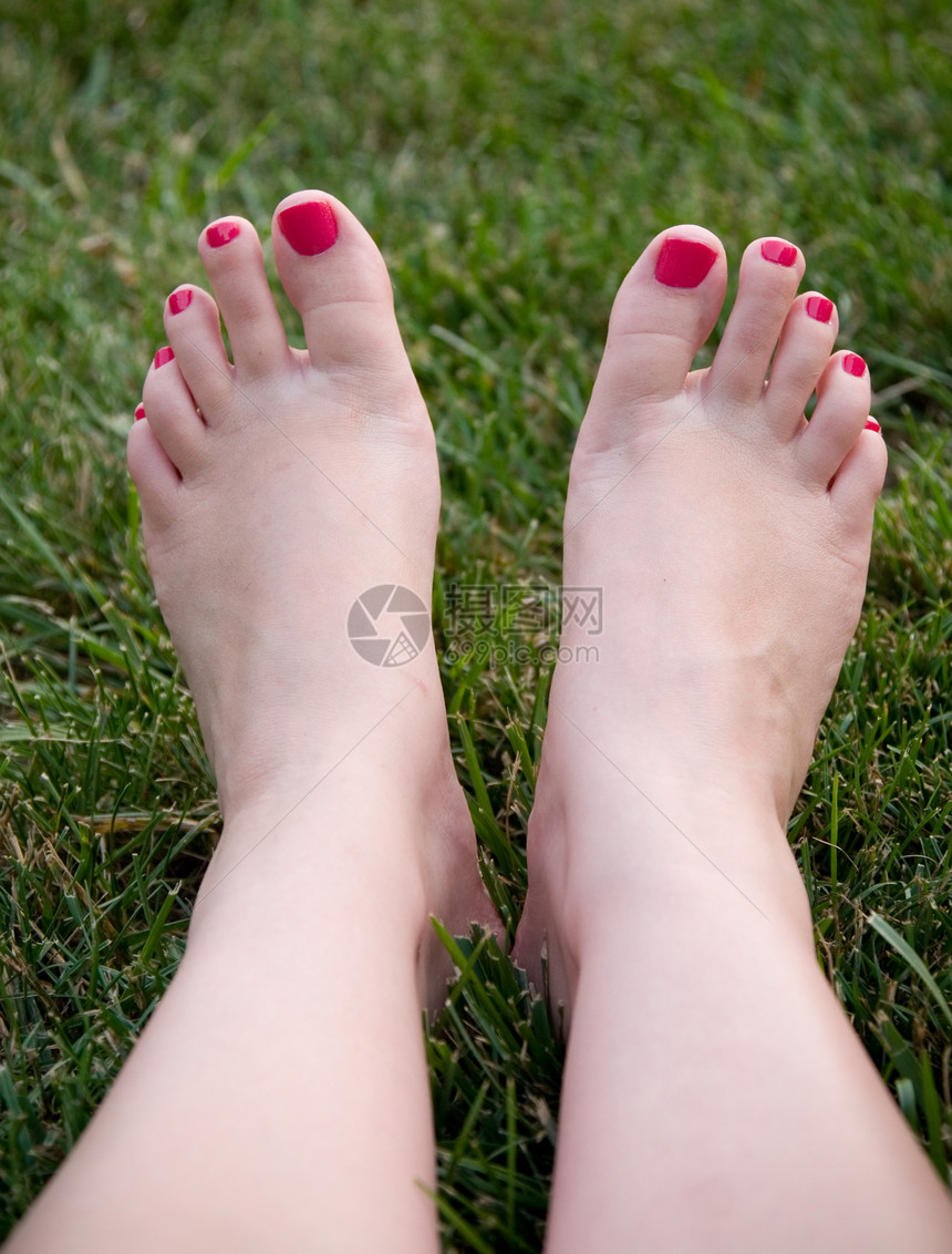 脚在草丛中脚趾图片