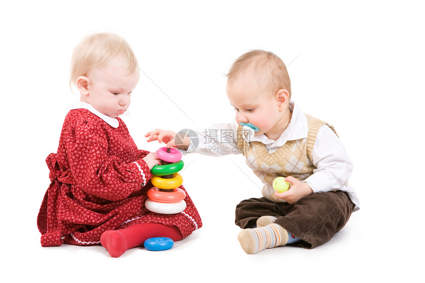 两个孩子一起玩游戏朋友们兴趣玩具戒指团队金字塔建筑男生兄弟帮助图片