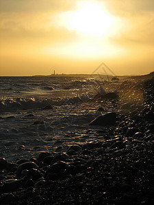 波特罗海滩日落时灯塔海浪风暴支撑海滩背景