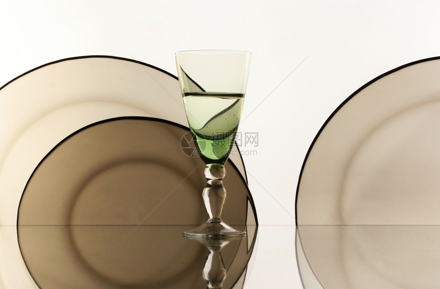 白色背景上的玻璃杯反射饮料宏观高脚杯盘子器皿玻璃服务数字酒吧图片