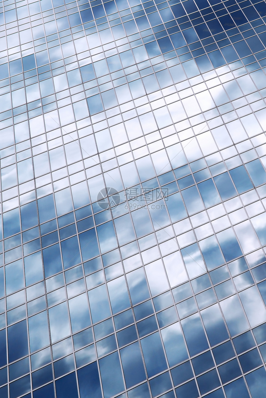 办公楼的云层反射多云镜子商业窗户风暴蓝色玻璃城市市中心金融图片