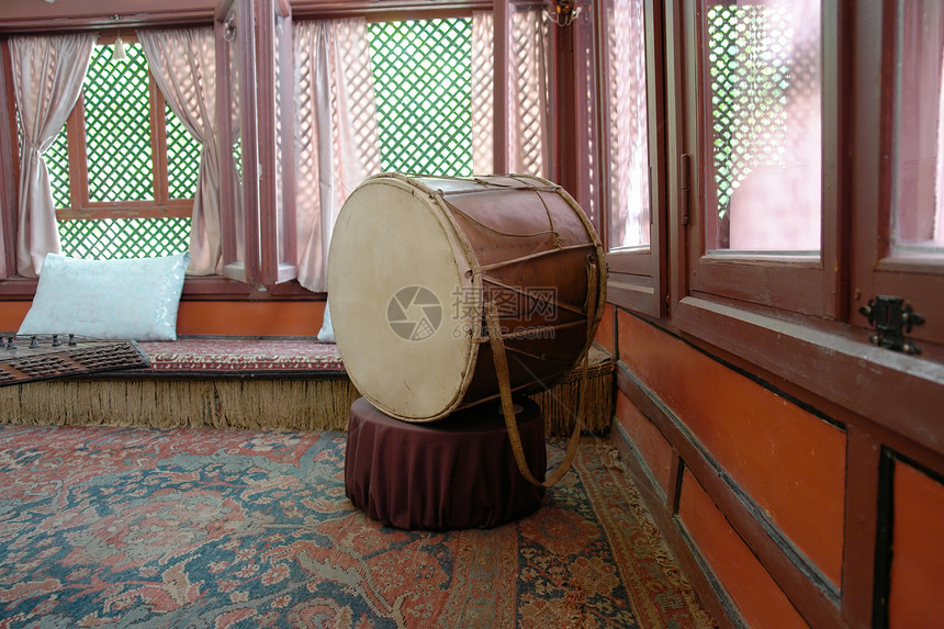 古代圆鼓衣服乐器古董文化建筑绳索旅行手工活动游客图片