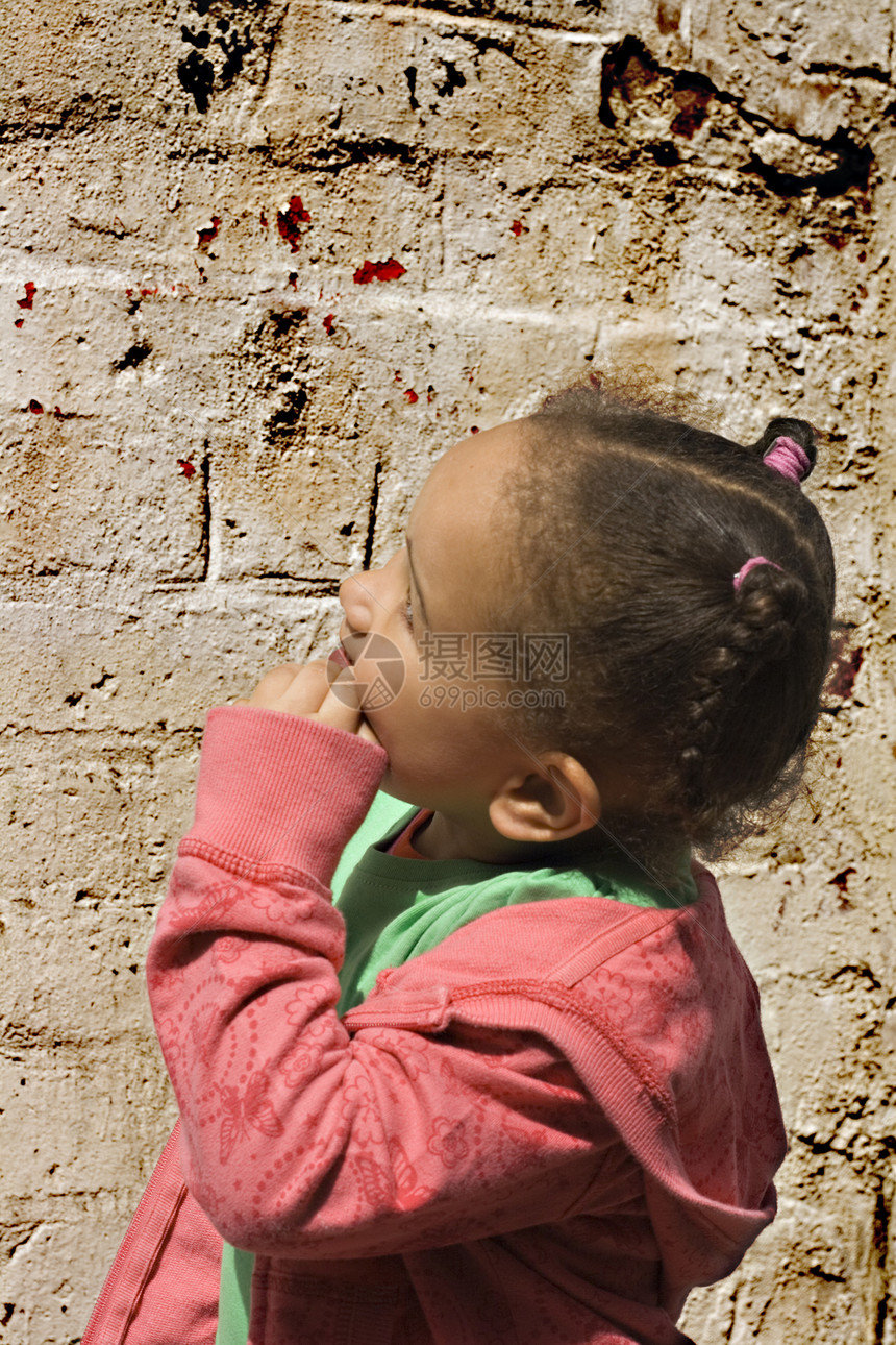 年轻黑人女孩在巷子里玩耍婴儿微笑女儿眼睛喜悦乐趣女性孩子幸福童年图片