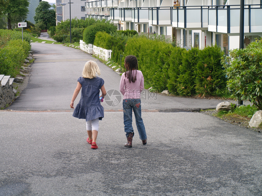 朋友步行孩子街道朋友们邻里玩伴队友女孩们图片