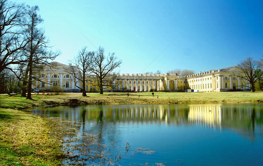池塘附近的旧宫殿图片
