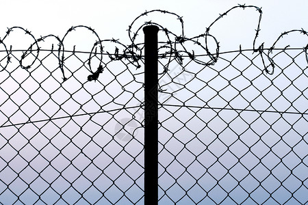 带刺铁丝网的栅栏周长边框边界危险外壳铁丝网监狱蓝色安全自由背景图片