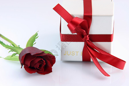 爱情礼物绿色宝石夫妻丝带女士首饰白色红色盒子玫瑰背景图片