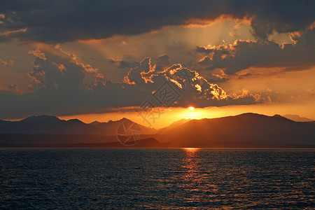 意大利加尔达湖拉齐兹附近的日出高清图片