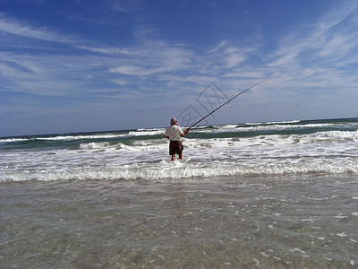 渔民海洋波浪低音海滩男人钓竿盐水天空娱乐运动背景图片