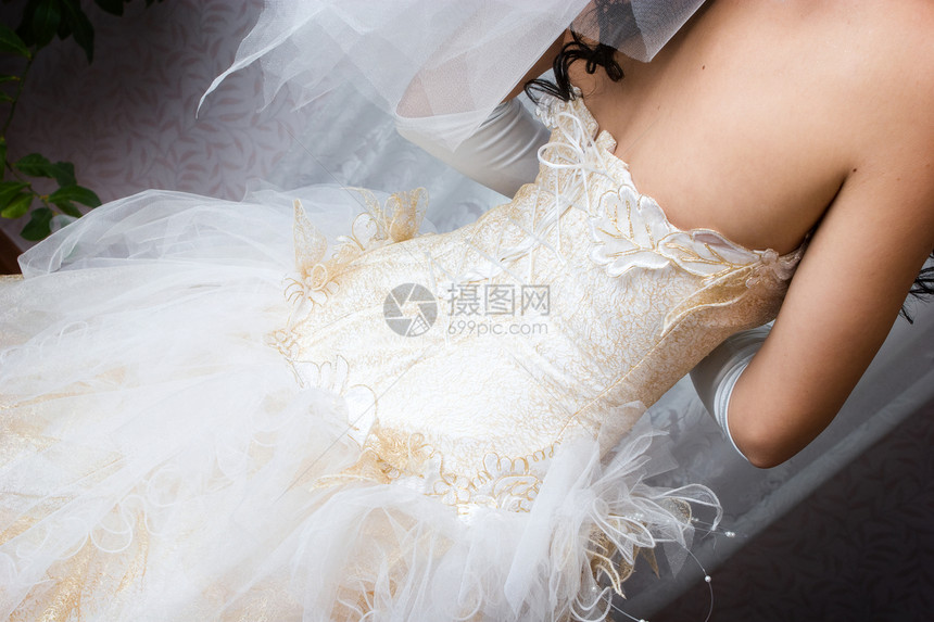 新娘礼服的背面图片