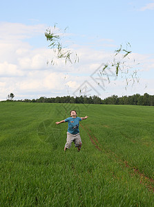 男孩用草地玩耍青年场地欢乐喜悦背景图片