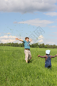男孩子和女孩儿用草地玩耍欢乐喜悦青年男生场地背景图片