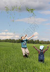 男孩子和女孩儿用草地玩耍青年男生场地欢乐喜悦背景图片