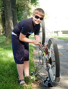 男孩修理自行车背景图片