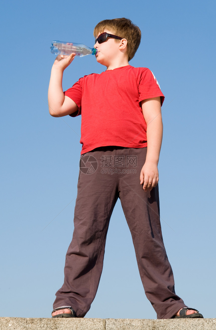 男孩饮喝水活动空气太阳行动男生液体天空蓝色干旱青年图片