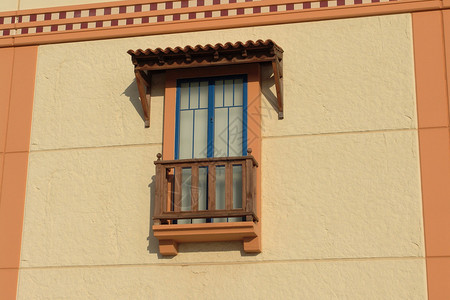 橙色房间蓝色建筑学天空房子住房窗户白色公寓建筑墙高清图片素材