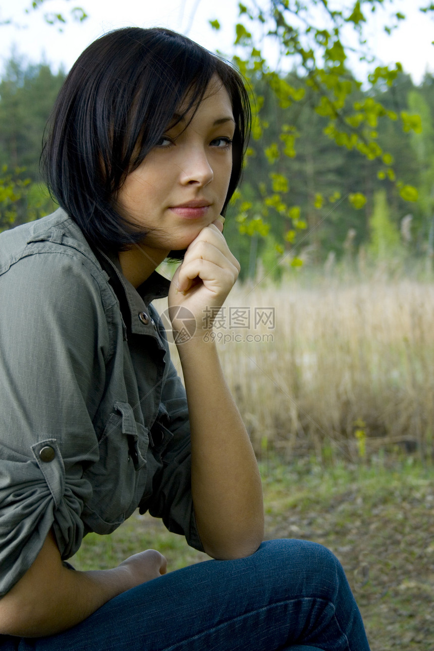 在森林中的年轻悲伤的女士图片