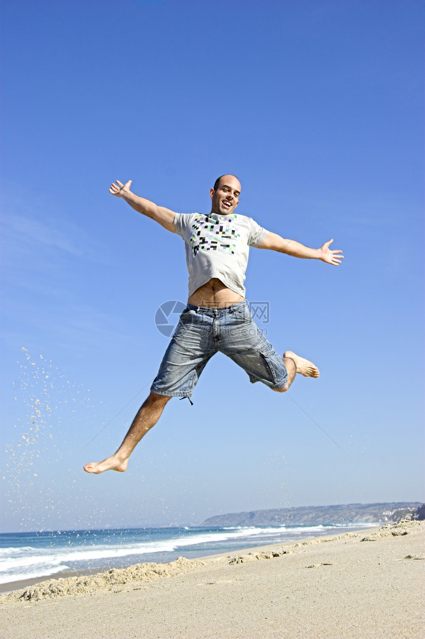 夏间时间蓝色自由享受微笑海滩跑步喜悦女孩们假期男性图片