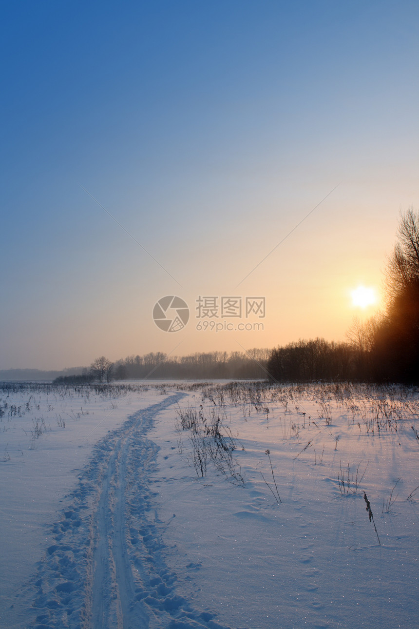 带滑雪轨的日落景色图片