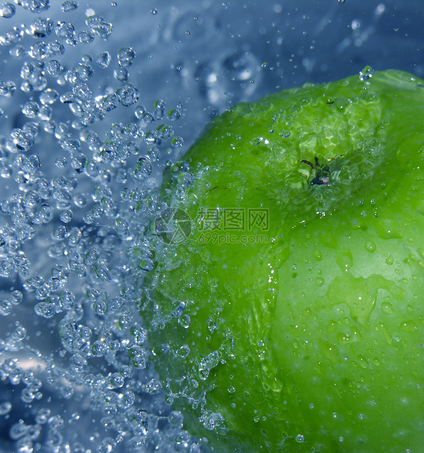 苹果喷出蓝色健康液体飞溅饮食卫生水果波纹气泡图片