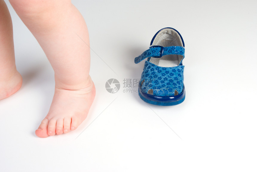 儿童腿和鞋子皮肤凉鞋童年婴儿鞋类父母家庭运动手指身体图片