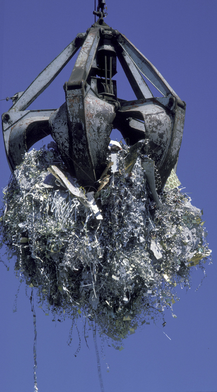 为回收利用而提升金属碎片的起重机液压倾倒环境垃圾拖拉机院子毛虫废料图片