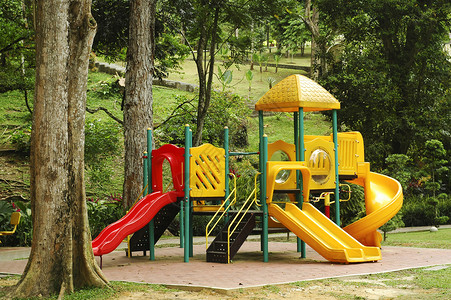 儿童游乐场树木操场玩具孩子们花园楼梯公园娱乐背景图片