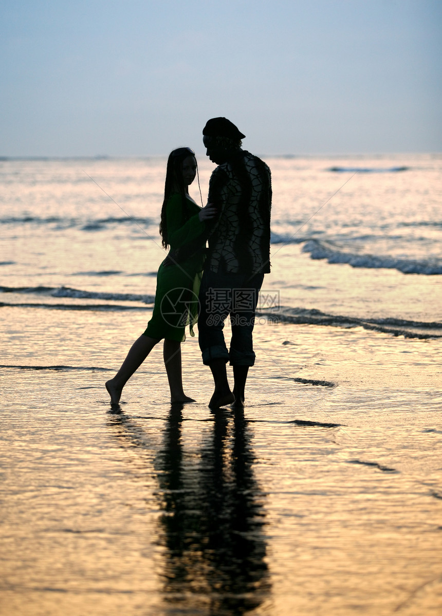 日落时对夫妇情感假期幸福环境女孩男性阳光女士阴影海岸图片