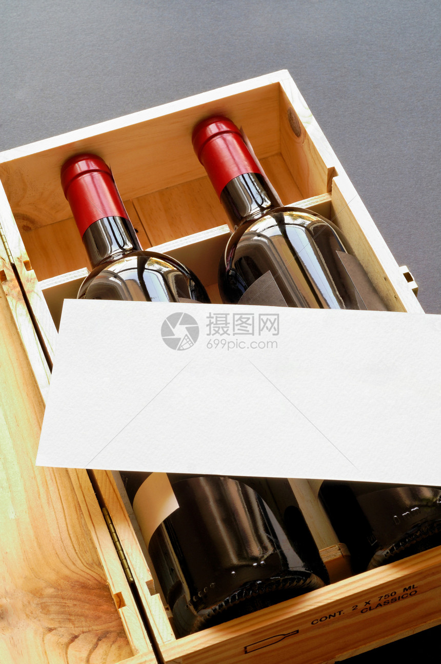 配有两个葡萄酒瓶和空白卡(纵向)的木制礼品盒图片