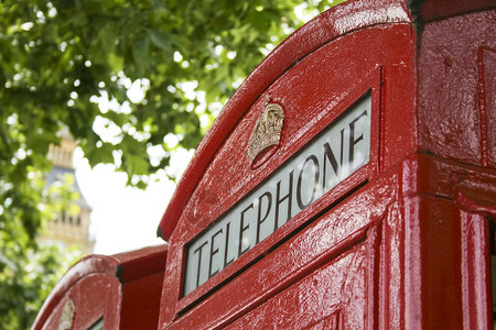 英文电话绿色红色首都树叶旅游城市电话亭背景图片