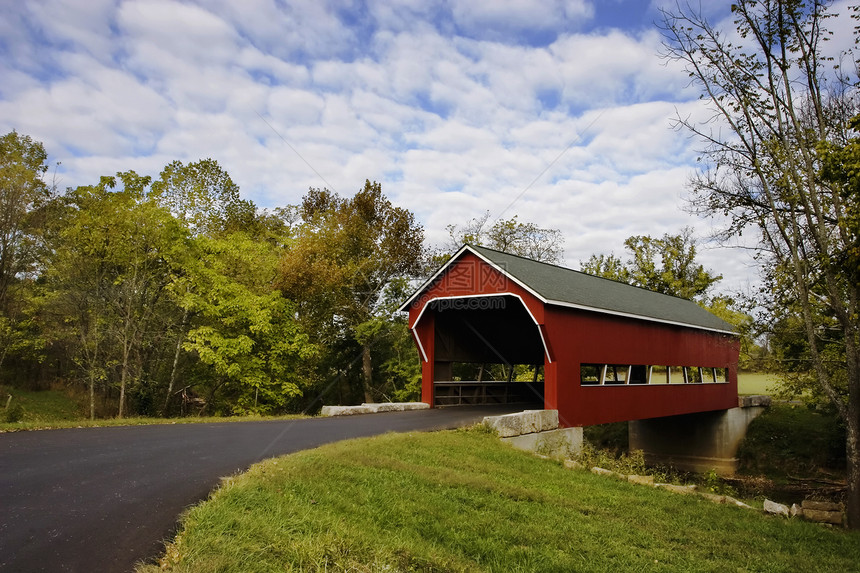 覆盖桥溪流红色天空叶子建筑学树叶国家绿色保护乡村图片