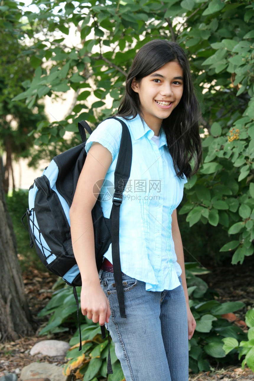 背着背包站在树旁的少女女孩混血中学青少年精力学生晴天孩子图片