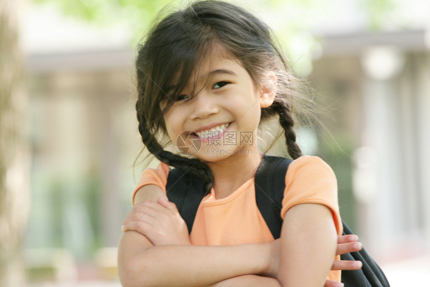 5岁适龄女孩为上学的第一天做好了准备微笑精力学生女性混血福利孩子晴天幼儿园背包图片