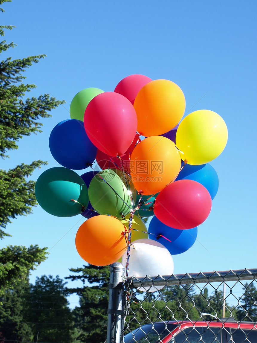 色彩多彩的气球绿色蓝色橙子庆典花束天空派对黄色粉色展示图片
