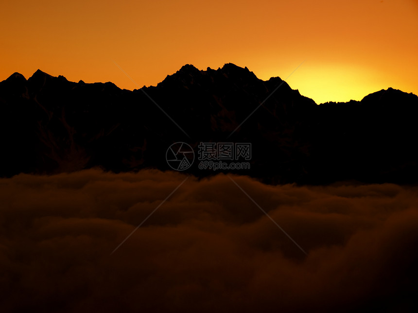 山中的日落环境黑色红色旅行黄色天空山脉岩石太阳阳光图片