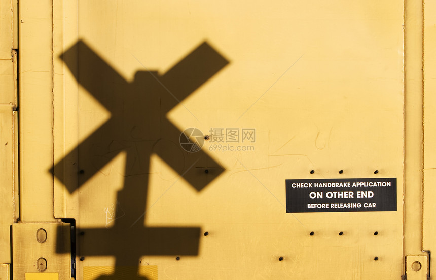 横跨铁路的标志阴影货运黄色穿越手刹危险火车警告机车运输图片