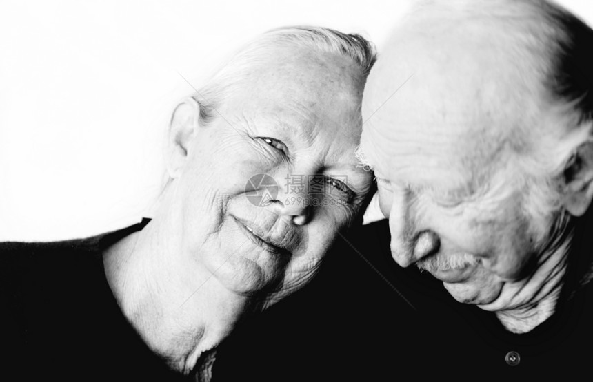 老年夫妇祖母婚姻皱纹祖父母女士退休丈夫奶奶男人拥抱图片