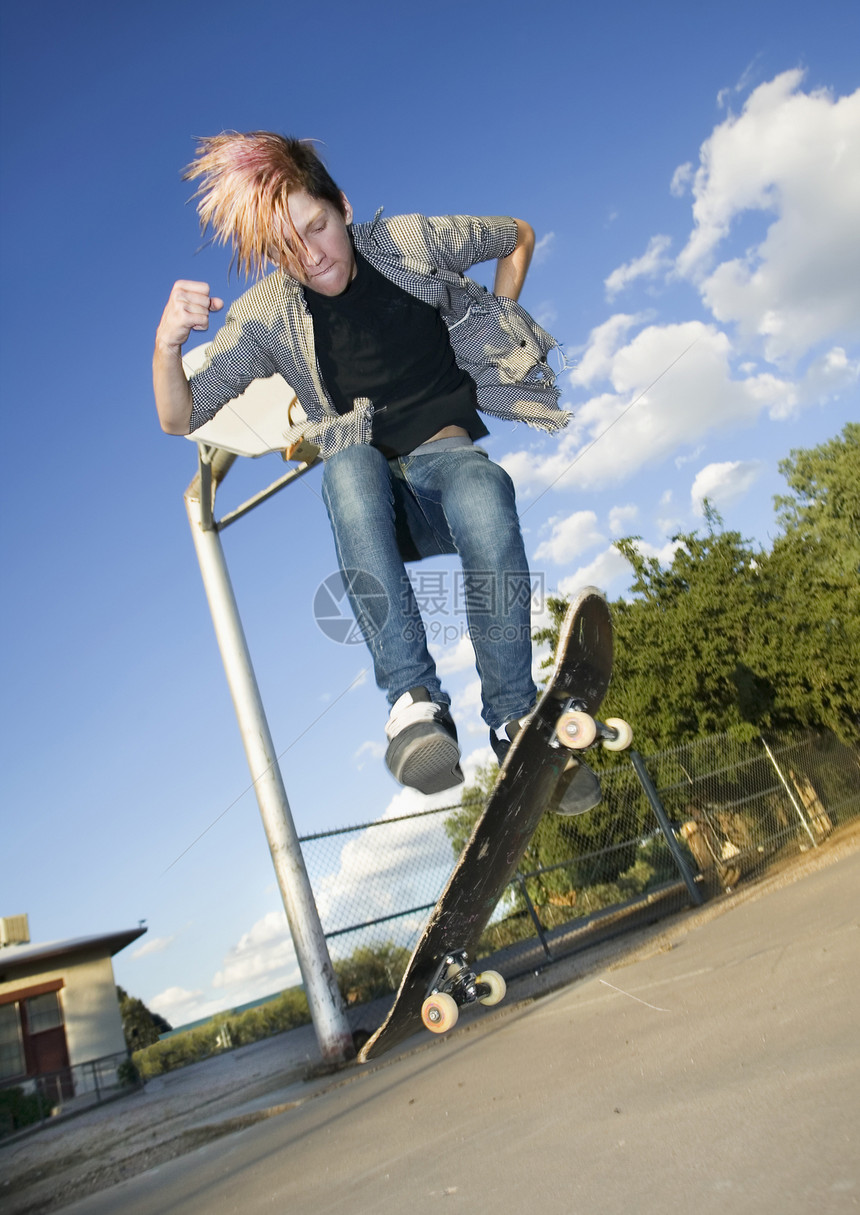 青少年滑板机运动青年诡计舌头牛仔裤头发男性滑板木板天空图片
