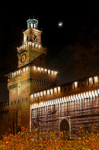 夜间中世纪城堡意大利米兰高清图片