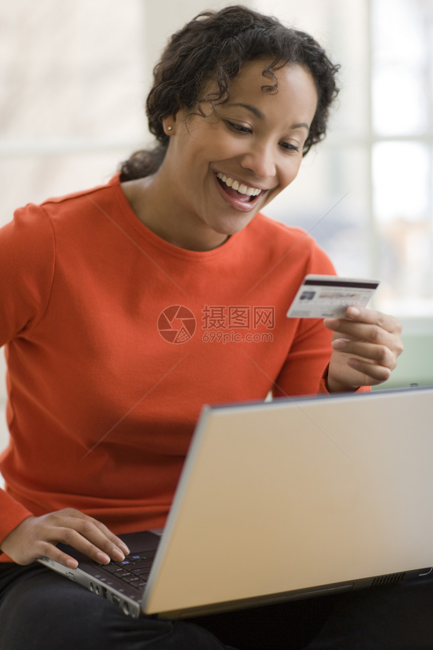 使用信用卡和笔记本电脑的黑人妇女支付收费女孩电子商务金融沟通开支女性卡片商业图片