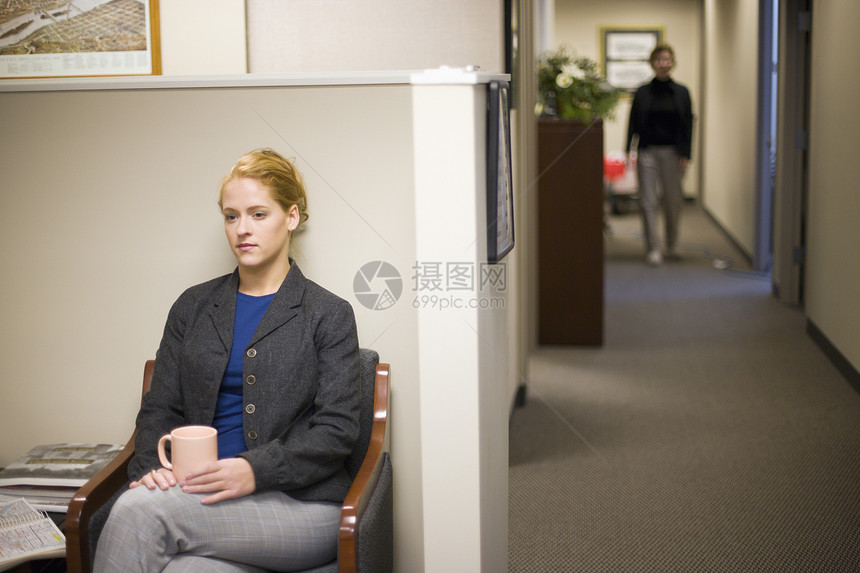等待在办公室大厅的女商务人士图片
