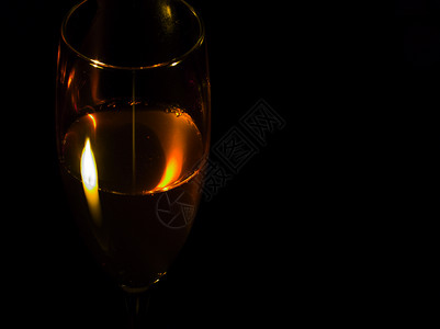 葡萄酒杯黑色酒精饮料剪裁玻璃液体小路背景图片