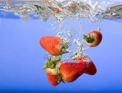 清除积碳水中的草莓背景嘶嘶溪流水果流动流行音乐海浪小吃蓝色资源食物背景