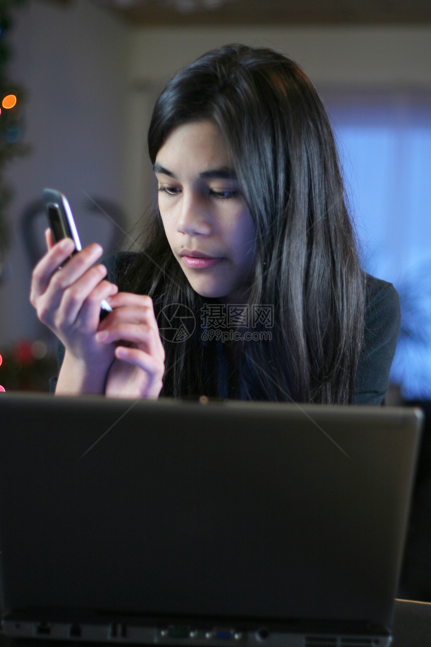 单独在家独居安全孩子女孩预防手机技术呼唤电话图片