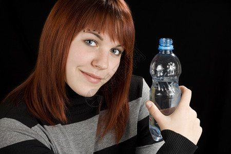 持有水瓶的红头女孩生活方式青年瓶子白色青少年口渴女孩冲孔红发女士背景图片
