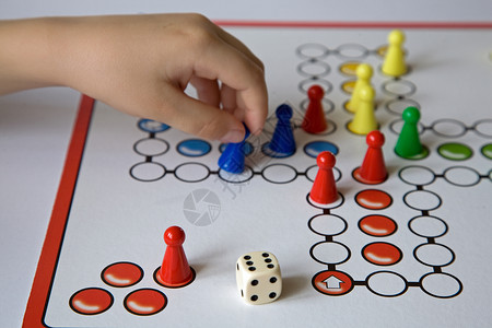 书桌游戏立方体优胜者孩子财富桌子男人黄色玩具绿色红色背景图片