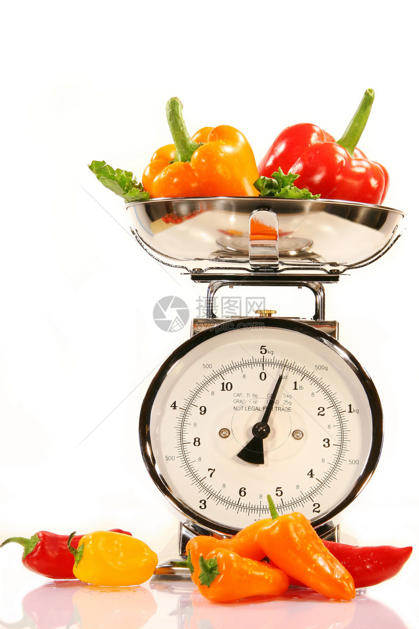 白色的彩色胡椒橙子机器厨房烹饪思考称重机绿色蔬菜沙拉重量图片