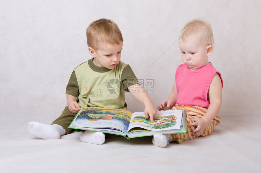 孩子们读了那本书图片