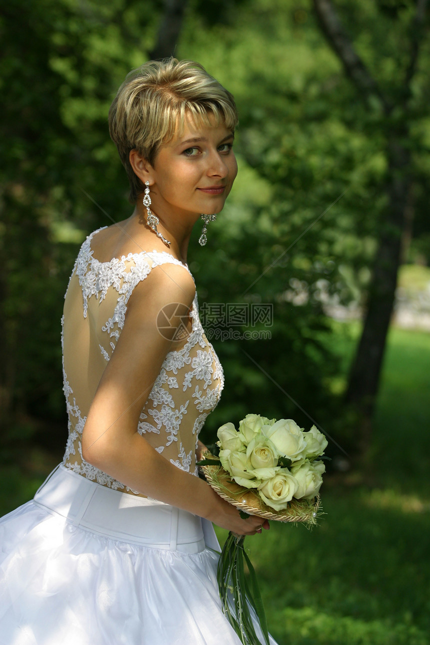 美丽的新娘已婚未婚夫女士花朵婚礼眼睛选手公园女孩花束图片
