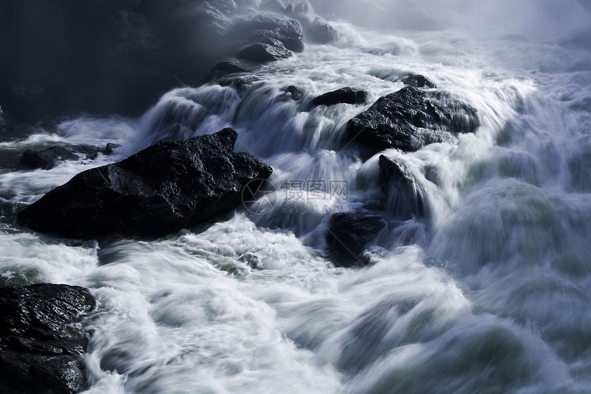 快速溪流瀑布急流泡沫流动石头速度力量岩石图片